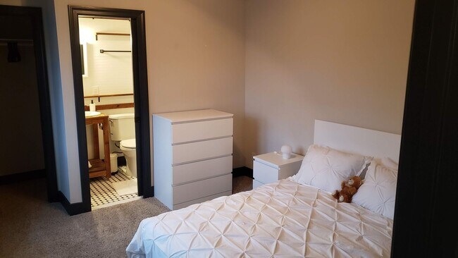 Building Photo - 1/2 off 1 month-Charming Industrial 4 Bedroom/4 Bathroom Apartment in Pigtown, MD!
