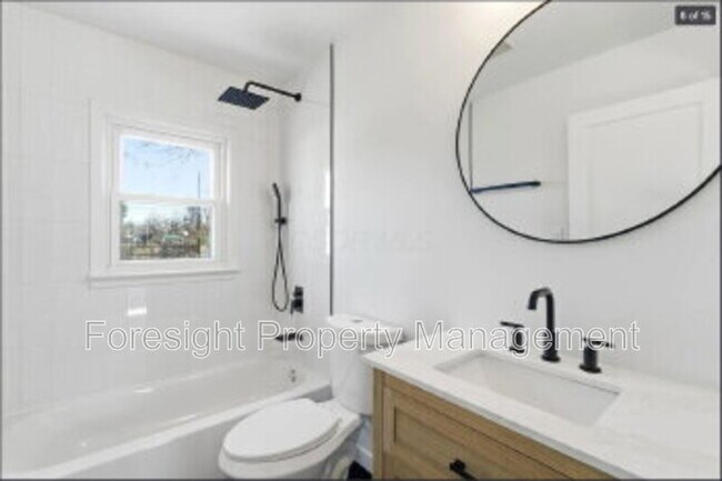 Building Photo - 1582 Vendome Dr S