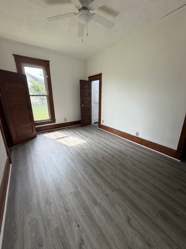 Building Photo - 633 S Apperson Way