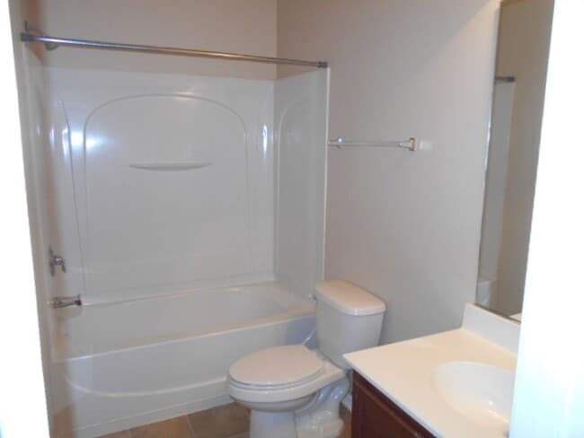Building Photo - 3 bedroom, 3 bath townhome in Kiskadee Parke