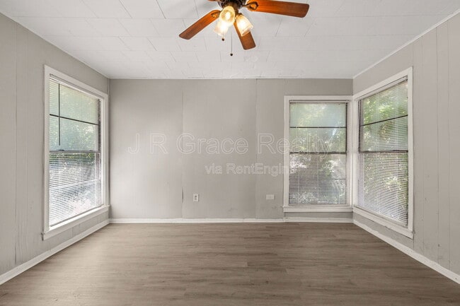 Building Photo - 1801 Reuter Ave