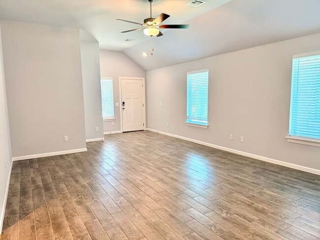 Building Photo - **Gorgeous Newer Build! 3 Bed 2 Bath**