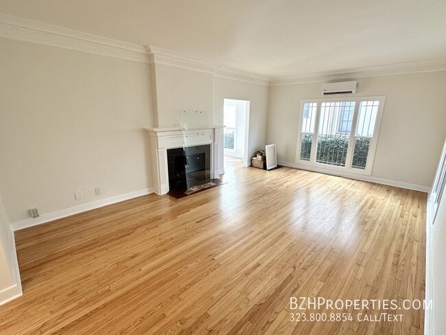 Building Photo - Gorgeous Just Finished Remodeling 2Bed 2Ba...