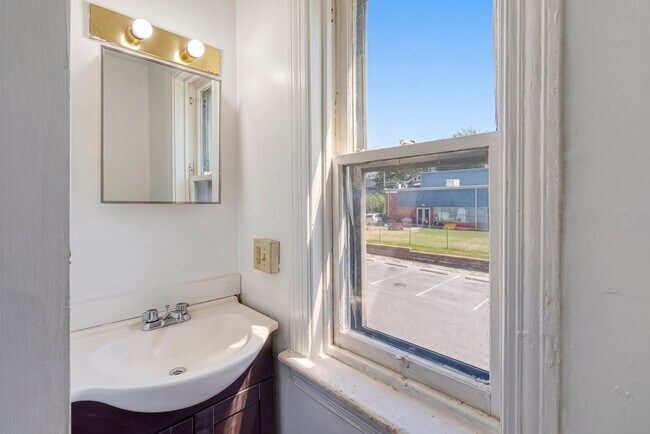 Building Photo - Newly Renovated 3 Bedroom, 1 Bathroom Townhouse