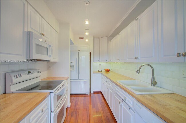 Building Photo - 181 Crandon Blvd