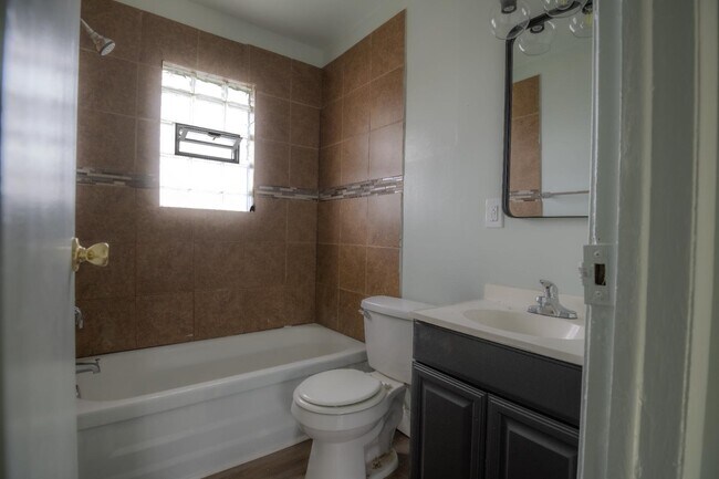 Building Photo - 3106 Clairpoint Ct