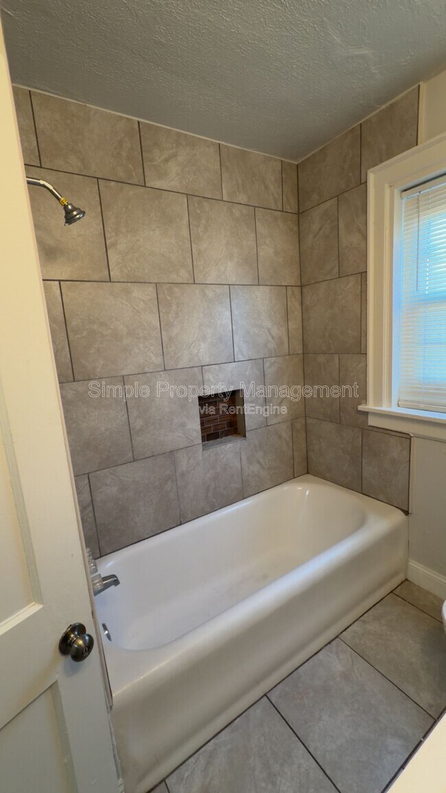 Building Photo - 944 East Dr