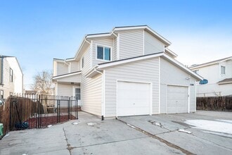 Building Photo - Newly Updates 4-Bedroom, 4-Bathroom Townhouse Available Immediately