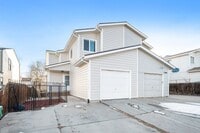 Building Photo - Newly Updates 4-Bedroom, 4-Bathroom Townhouse Available Immediately