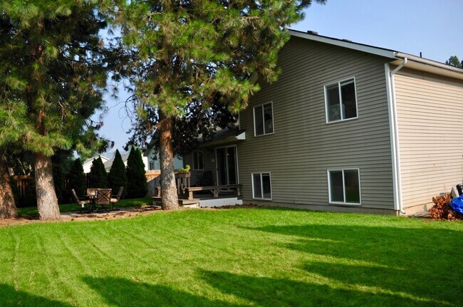 Building Photo - 4 bed 3 bath home with second living room