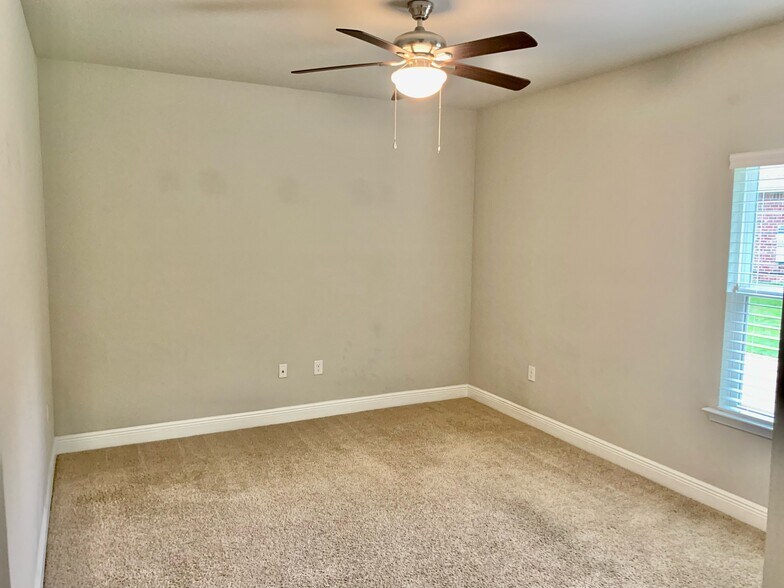 Building Photo - 9040 Lakeview Dr