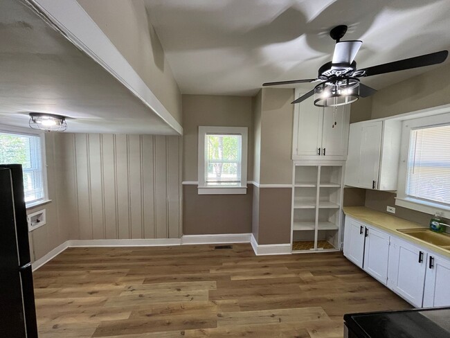 Building Photo - Newly Renovated 2 Bedroom Bungalow!!!