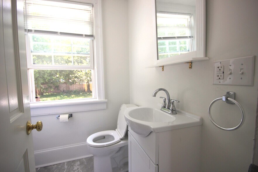 Building Photo - 421 9th St NW