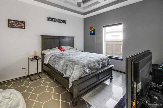 Building Photo - 30 Queens Ave