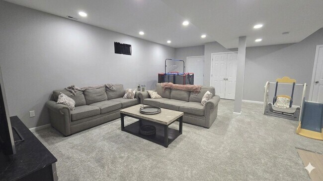 Building Photo - Welcome to this 3 bedroom 3 Bull Bathroom home with a Basement