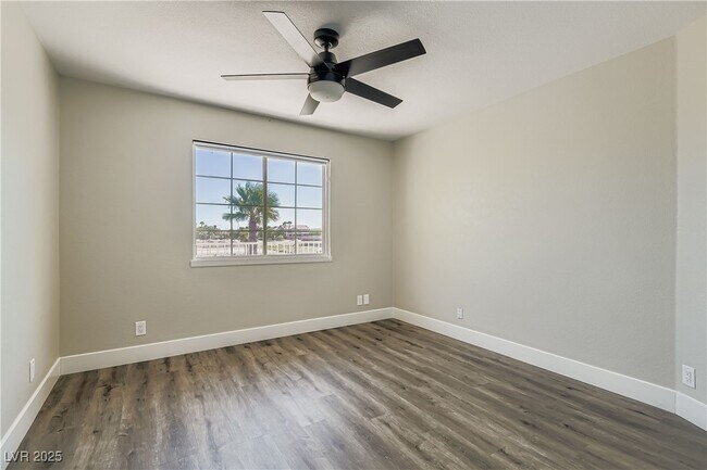 Building Photo - 6690 N Torrey Pines Dr