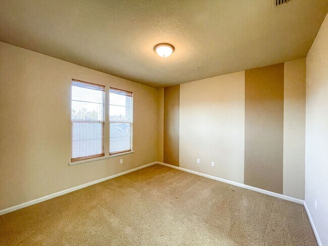 Building Photo - Gorgeous Natomas Condo