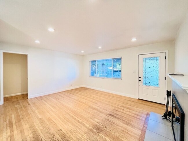 Building Photo - Charming and Move-in Ready 3BD/2BA, Single...