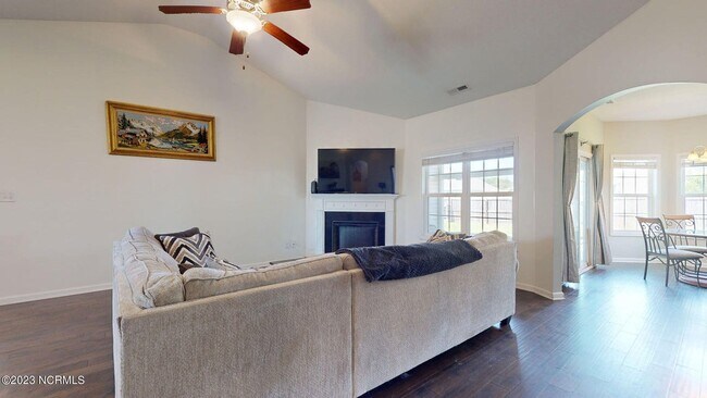 Building Photo - 402 Derrick Dr