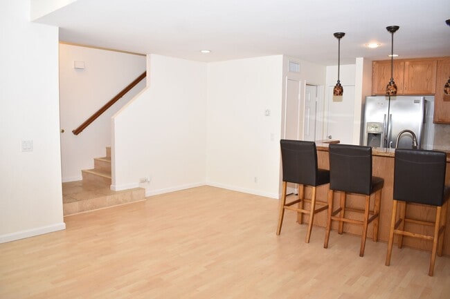 Building Photo - Flooring throughout 3 bd 2.5 ba Condo (San Diego, 92122)