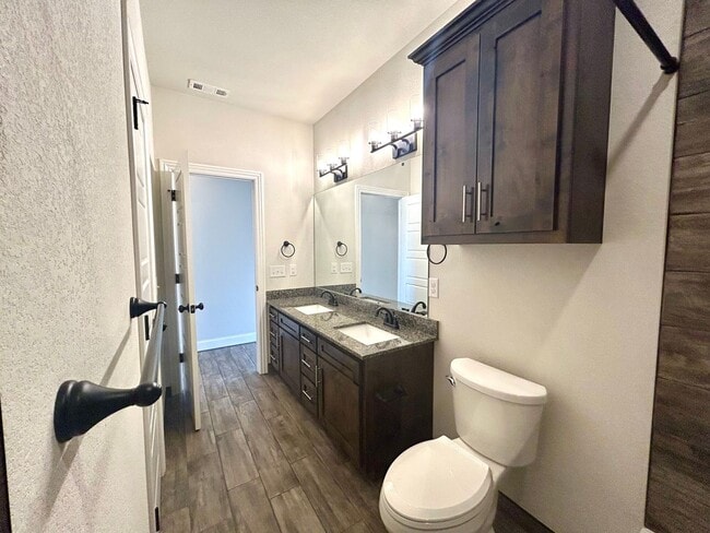 Building Photo - Water included - 1 Bed 1 Bath Near Downtown Rogers