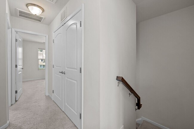 Building Photo - Modern 3-Bed Townhome in Thompson Ridge – ...