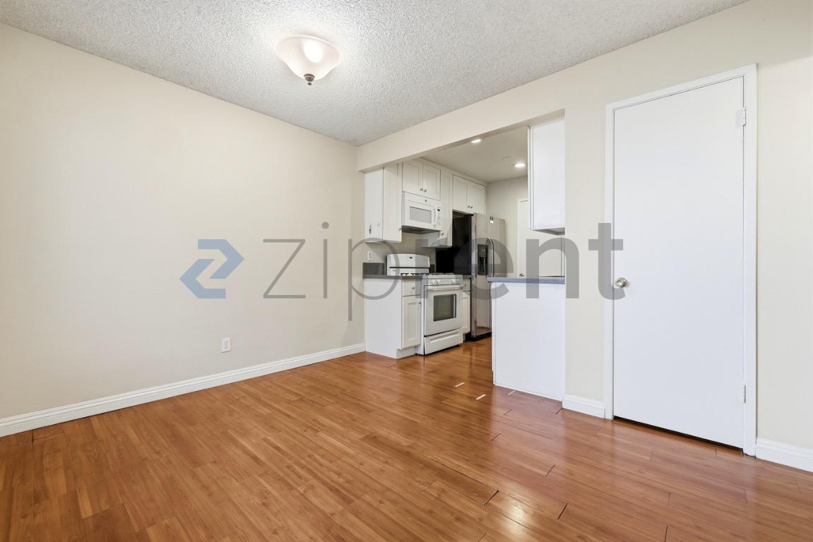 Building Photo - Unit B