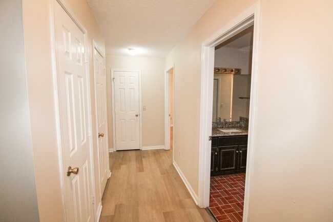 Building Photo - 507 S Kevin Ct