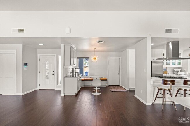 Building Photo - 5209 Pla Vada Dr