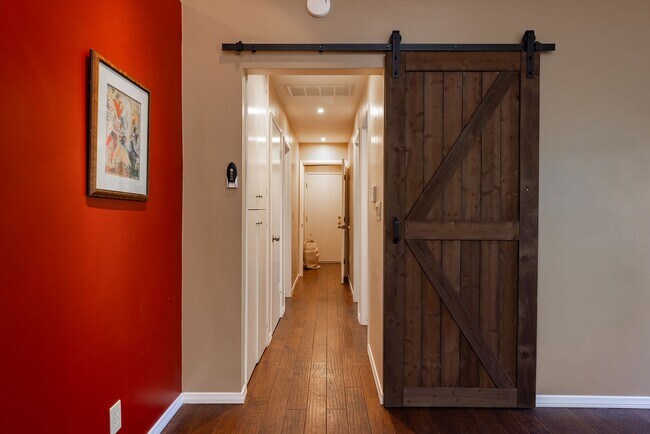 Building Photo - Cozy 2 Bedroom Cottage with Lush Gardens