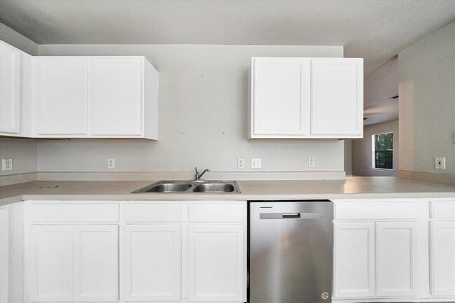 Building Photo - 1701 Balsam Way