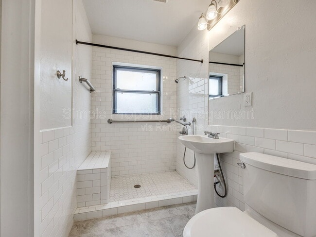 Building Photo - 2112 N Drexel Blvd