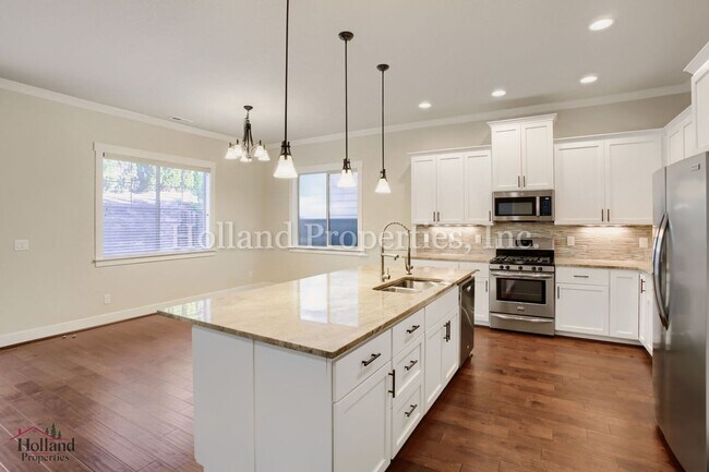 Building Photo - 17435 SW Forest Hollow St
