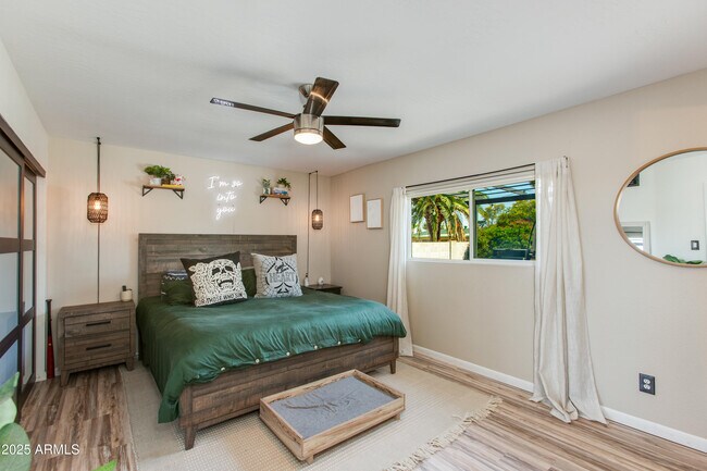 Building Photo - 3009 E Dahlia Dr