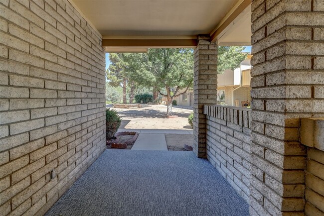 Building Photo - Townhome between Downtown and Thumb Butte!