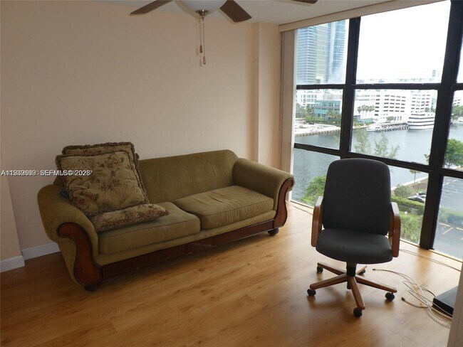 Building Photo - 800 Parkview Dr