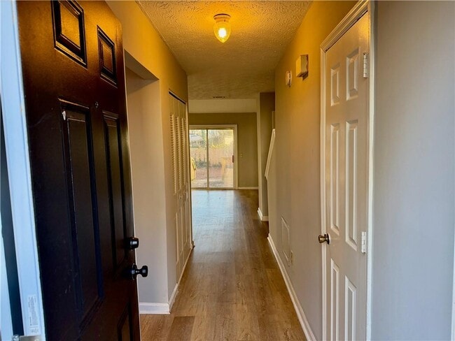 Building Photo - 1911 Shenandoah Valley Ln SE