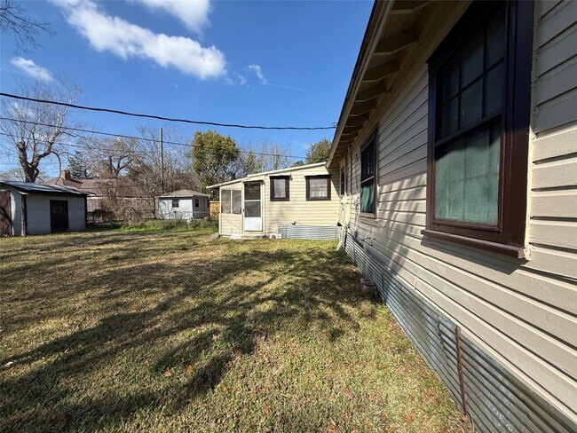 Building Photo - 565 24th St