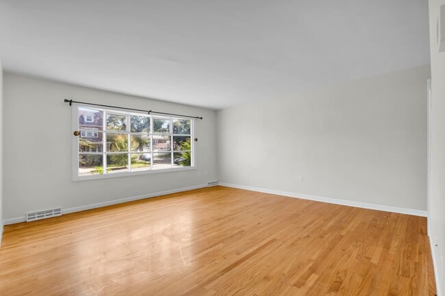 Building Photo - Spacious 4-Bedroom, 2.5-Bath Home – West E...