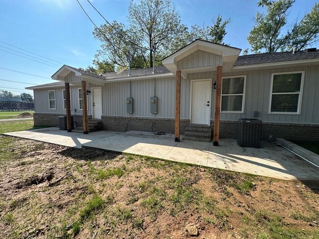 Building Photo - 501 Ave 3 NW