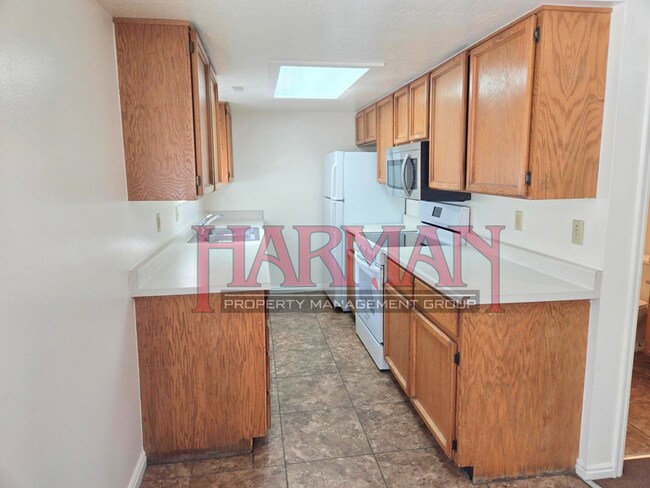 Building Photo - 699 600 W