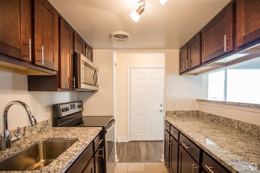 Tysons Glen Apartments &amp; Townhomes Falls Church, VA