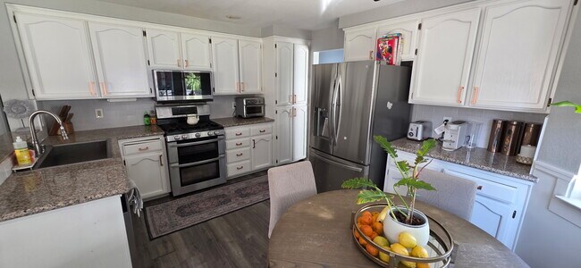 Building Photo - 430 Guinevere Ct