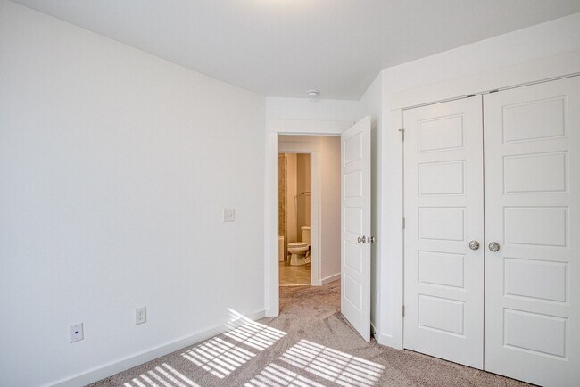 Building Photo - Corner Townhome with Roof Top Deck in Down...