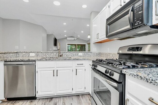 Building Photo - Bright 2BD/2BA Tennis Villa at Lake Norman!