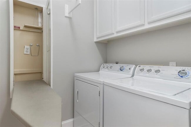 Building Photo - 3106 Sackett St