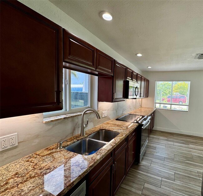 Building Photo - $2,950MONTHLY;3120 SW 35TH AVE WEST PARK, ...