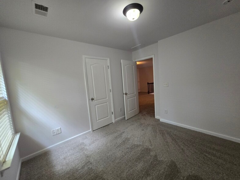 Building Photo - 2470 Whiteoak Run SE