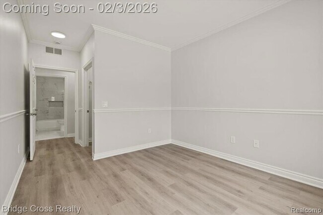 Building Photo - 5685 Twin Oaks Dr