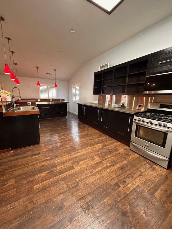 Building Photo - Beautiful Home for rent in Visalia!